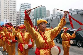 腰鼓队在游行途中表演。