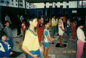 1998年10月10日，梅州市法轮功学员在梅县华侨城广场集体炼功