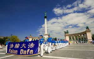 天国乐团打头阵，法轮功游行从英雄广场出发