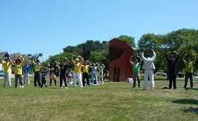 周日，学员们在公园里集体炼功