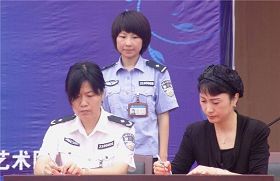 '辽宁省女子监狱监狱长杨莉与沈阳安娜服装公司签订所谓的“服装生产协议”（网络图片）'