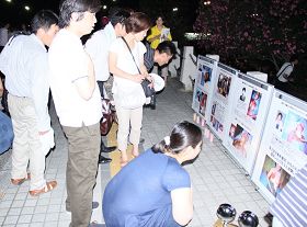 夜晚，人们仍关切地来了解法轮功真相