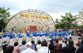 法轮功学员表演才艺，恭祝师尊新年好