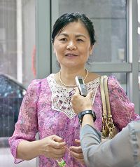 '钢结构工程师退休的李女士表示：“艺术家主要是想用艺术技巧传递一些讯息。”'