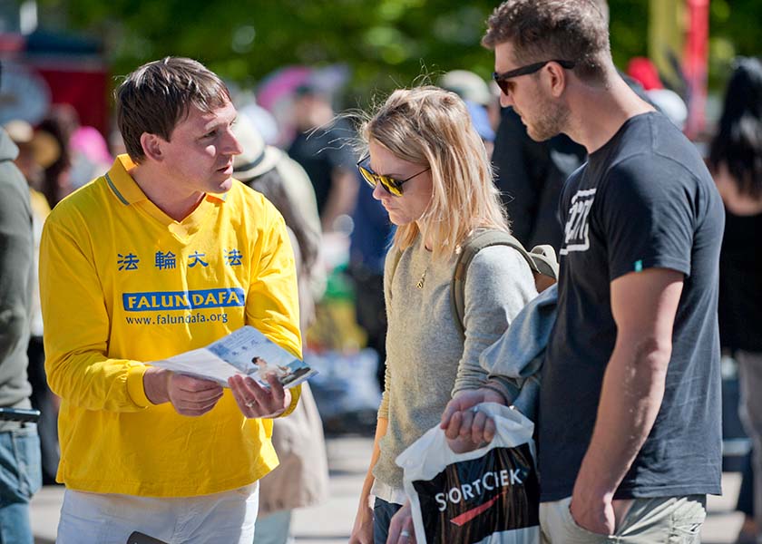 Image for article Ottawa, Canada: Falun Gong Practitioners Celebrate World Falun Dafa Day in Front of Parliament Hill (Photos)