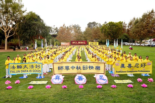 Image for article Los Angeles: Falun Gong Practitioners Express Gratitude and Wish Master a Happy Mid-Autumn Festival