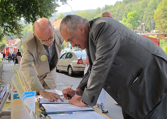 Image for article Poland: Participants at the 24th Economic Forum Sign to Condemn the Persecution of Falun Gong