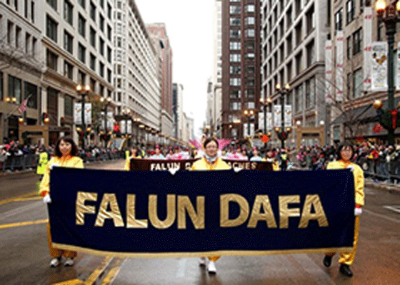 Image for article Chicago: Newly Arrived Chinese Students Pleasantly Surprised to See Falun Gong at Thanksgiving Parade