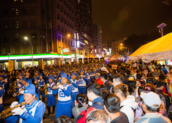 Image for article Kaohsiung, Taiwan: Falun Gong Band Lights Up Lantern Festival Parade