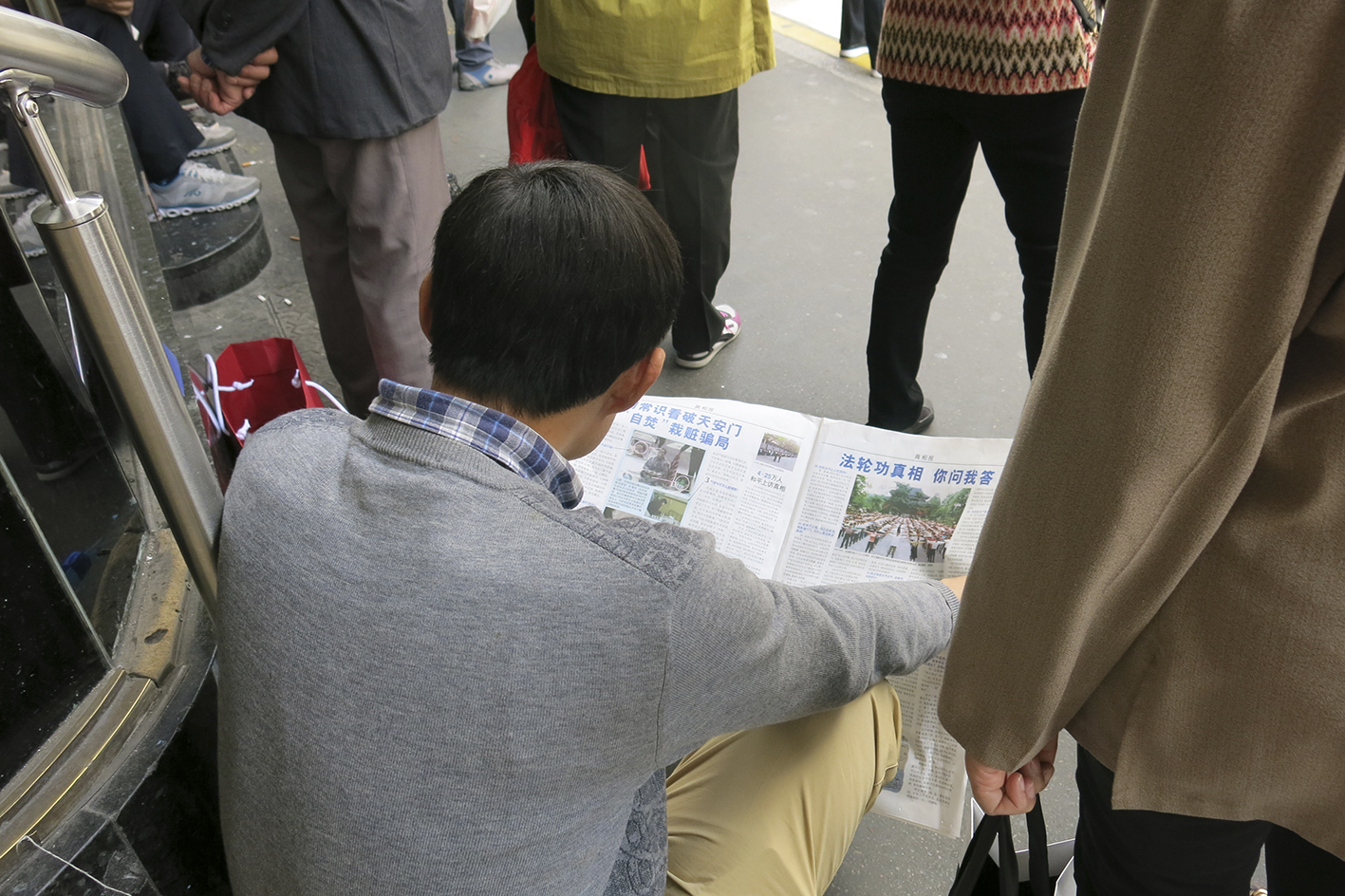 Image for article Chinese Police Chief in Paris Grasps the Importance of Quitting the CCP