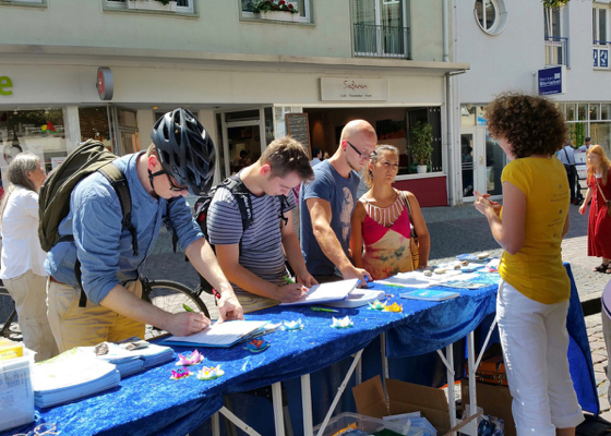 Image for article Freiburg, Germany: Citizens and Tourists Condemn Forced Organ Harvesting in China