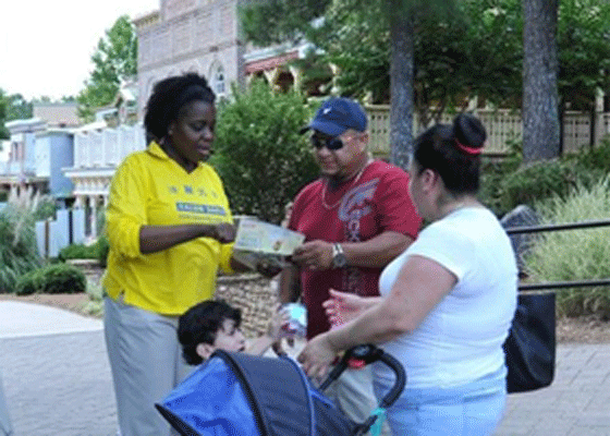 Image for article Atlanta Practitioners Tell Tourists About Falun Gong at Stone Mountain Park