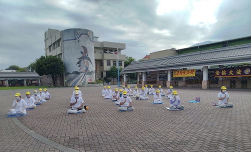 Image for article Taiwan: Practitioners Hold Activities at an Evening Market in Hualien County