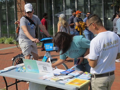 Image for article Philadelphia, Pennsylvania: Tourists Learn About Falun Dafa While Visiting the Liberty Bell