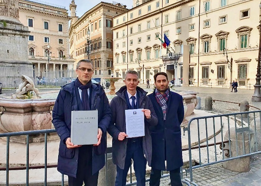 Image for article Italy: Practitioners Submit Signatures Calling to End Chinese Communist Regime’s Persecution of Falun Dafa