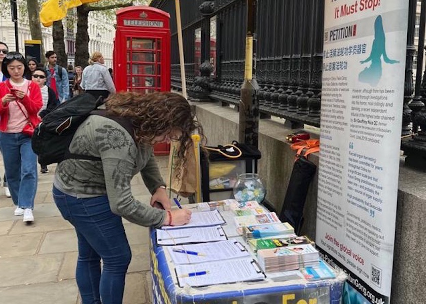 Image for article Chinese Visitors to the British Museum Admire Falun Dafa