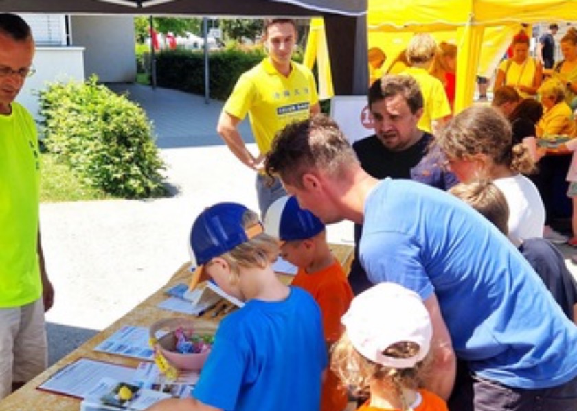 Image for article Austria: Practitioners Warmly Welcomed as They Introduce Falun Dafa Along the Shores of Lake Constance