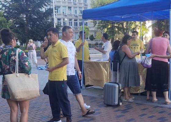 Image for article Varna, Bulgaria: Locals Learn About the Chinese Communist Regime’s Persecution of Falun Dafa