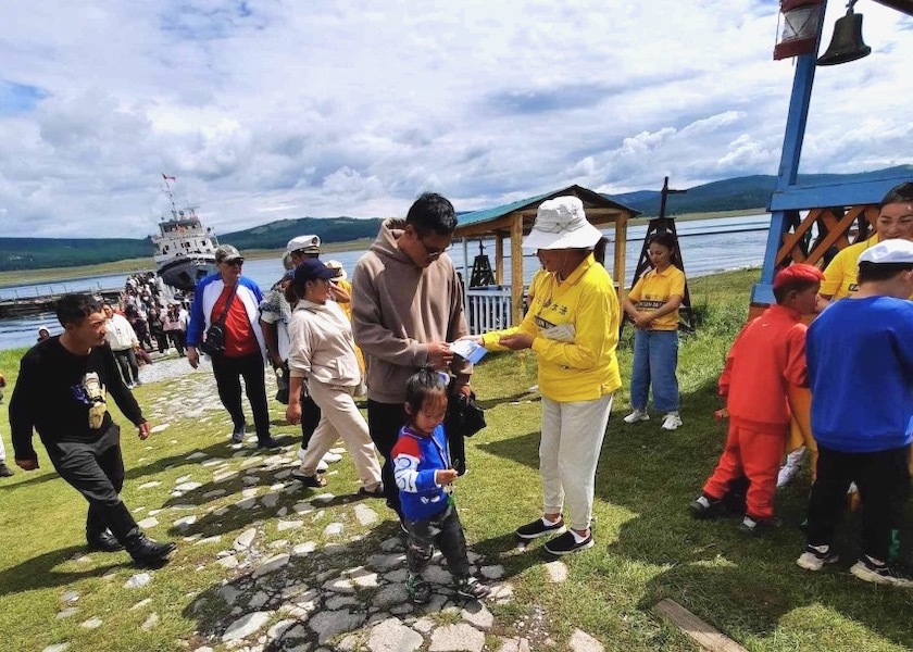 Image for article Mongolia: Introducing Falun Dafa to the Public