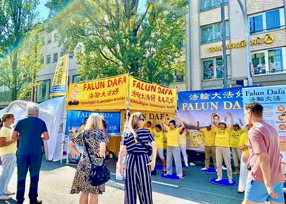 Image for article Munich, Germany: Learning about the Persecution in China at the Corso Leopold Street Fair