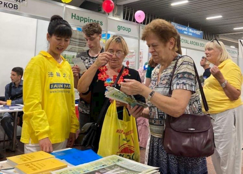 Image for article Ukraine: Practitioners Introduce Falun Dafa at Kiev Health Exhibition