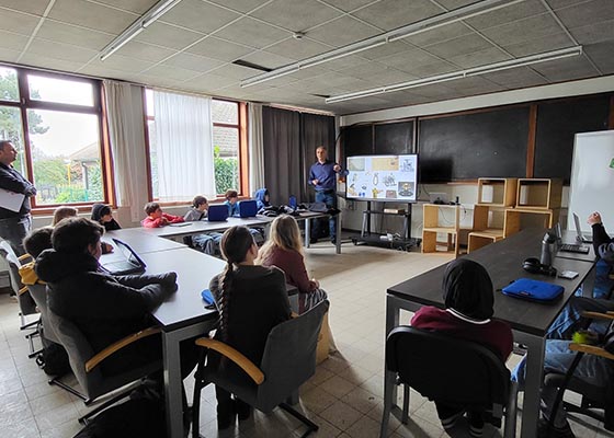 Image for article Belgium: Falun Dafa Welcomed in a High School