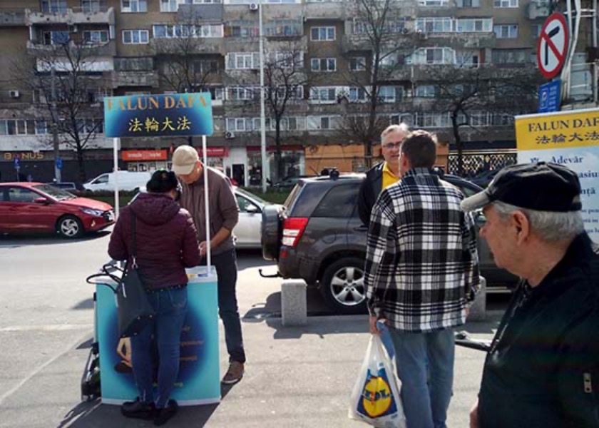 Image for article Romania: Practitioners in Bucharest Hold Activity to Raise Awareness of the Ongoing Persecution in China