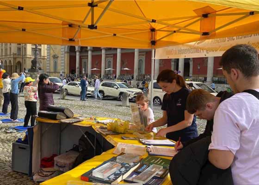 Image for article Germany: Tourists Condemn the CCP’s Persecution of Falun Gong at Munich Event