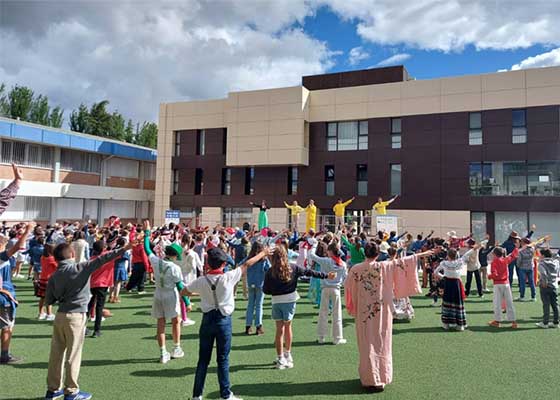 Image for article Spain: Teachers, Students, and Parents Learn the Falun Dafa Exercises