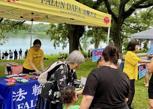 Image for article Minnesota: People Praise Falun Dafa at Dragon Boat Festival