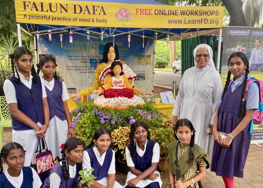 Image for article India: Visitors to Lalbagh Flower Show Learn about Falun Dafa