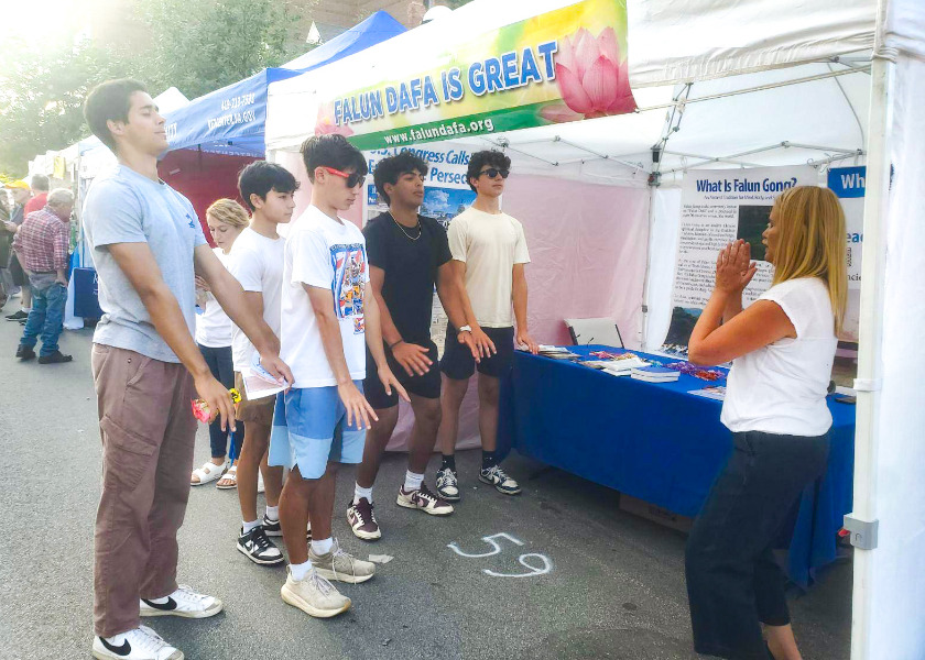 Image for article Michigan, U.S.: Introducing Falun Dafa at the Ann Arbor Art Fair