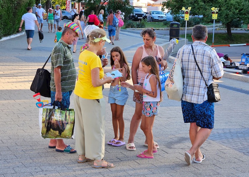 Image for article Romania: People of All Ages Value Falun Dafa’s Principles of Truthfulness, Compassion, Forbearance