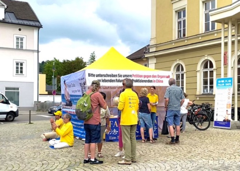 Image for article Germany: People Support Falun Dafa at Information Event in Füssen