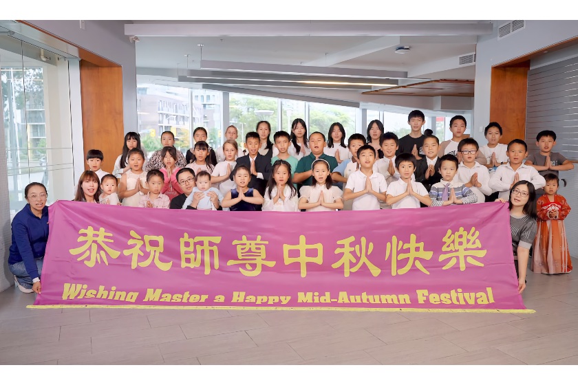 Image for article Toronto: Young Practitioners Send Mid-Autumn Festival Greetings to Falun Dafa’s Founder