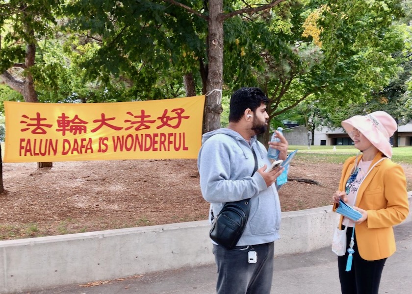 Image for article Toronto, Canada: People Learn about Falun Gong and the Persecution at Harbour Square Park