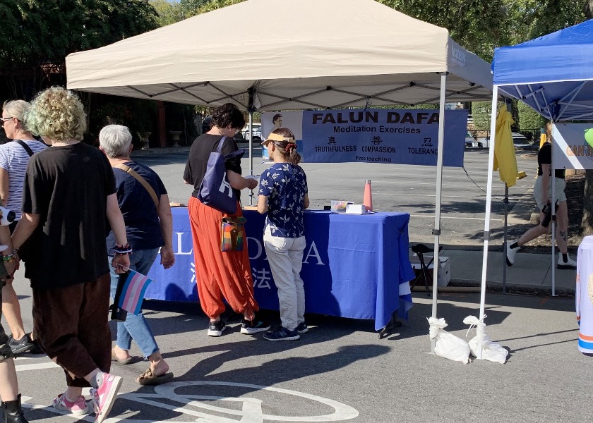 Image for article Arkansas, U.S.A.: Introducing Falun Dafa at Autumn Harvest Celebration