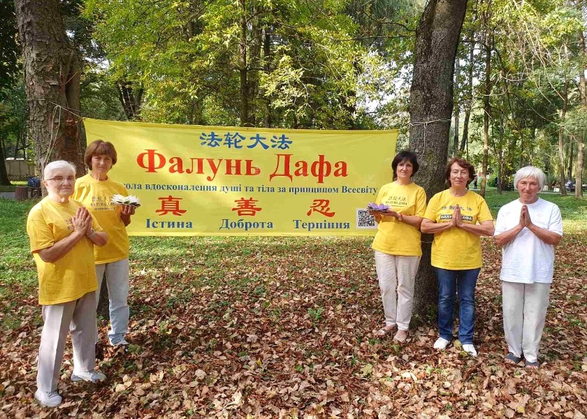 Image for article Khmelnitsky, Ukraine: People Learn about Falun Dafa During City Day Celebrations