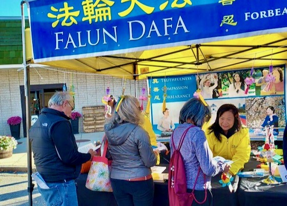 Image for article Laconia, New Hampshire, USA: Promoting Falun Dafa at the Pumpkin Festival