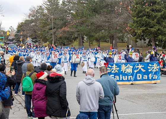 Image for article Toronto: Falun Dafa’s Principles Praised During Christmas Parades