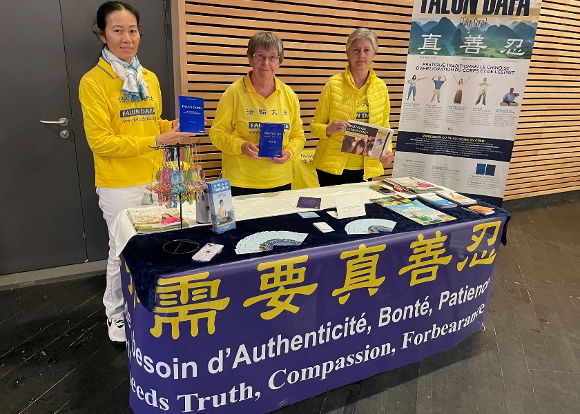 Image for article Introducing Falun Dafa at a Health Expo in Western France