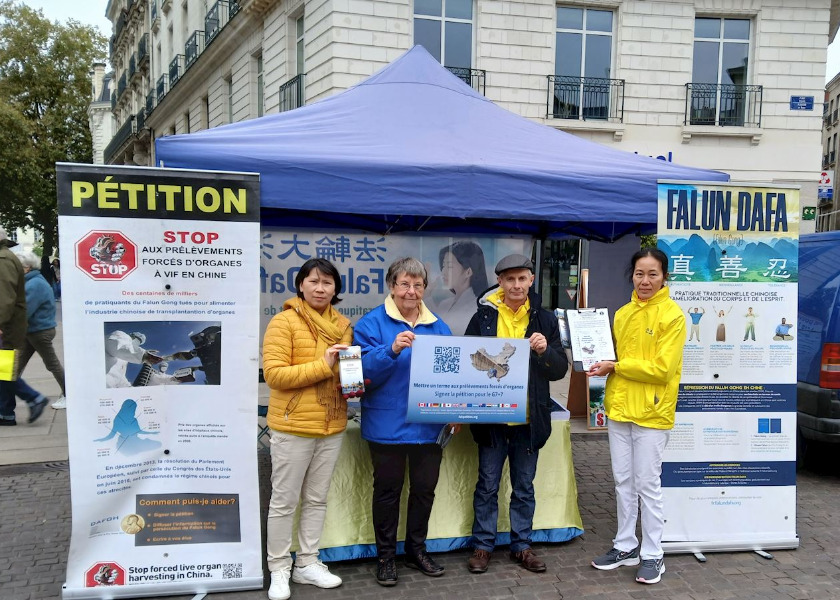 Image for article France: People Condemn the Persecution of Falun Dafa During Event at Nantes Place Royale