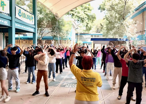 Image for article Mexico: Practitioners Introduce Falun Dafa at Mexico City High School