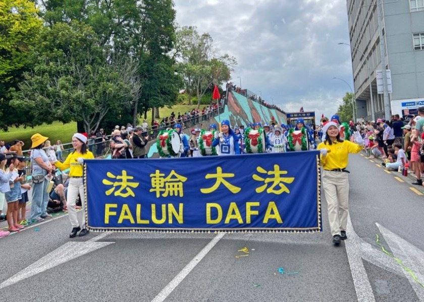 Image for article New Zealand: Falun Dafa Practitioners Participate in Seven Christmas Parades