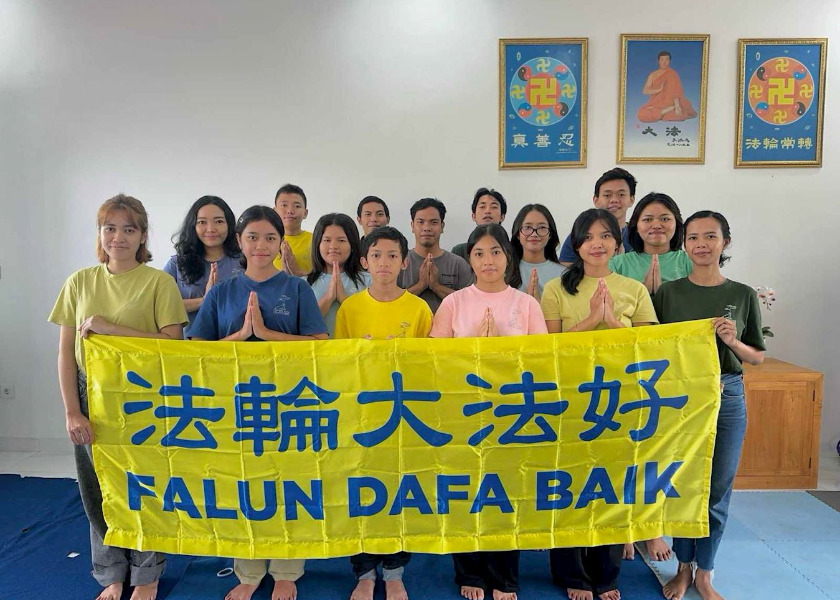 Image for article Bali, Indonesia: Young Practitioners Raise Awareness About Falun Dafa