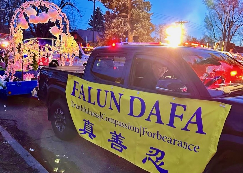 Image for article Colorado, USA: Introducing Falun Dafa at the Snowdown Light Parade in Durango