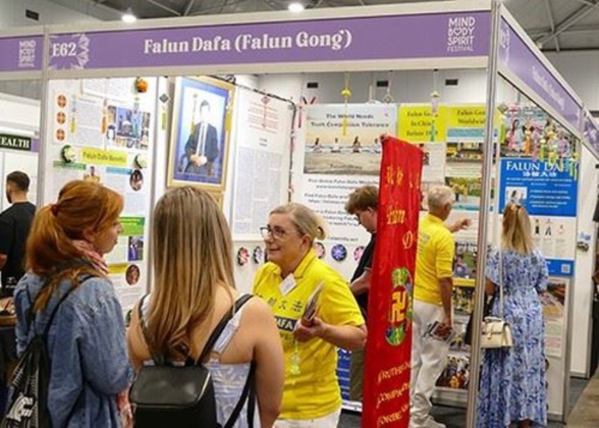 Image for article Brisbane, Australia: Introducing Falun Dafa at the Mind Body Spirit Festival