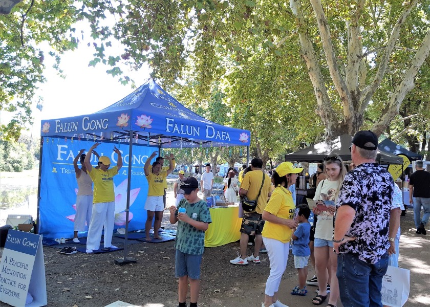 Image for article Visitors At Perth’s Hyde Park Festival Admire Falun Dafa’s Principles