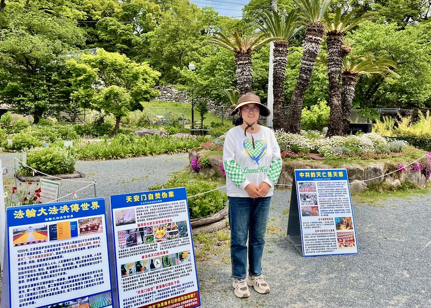 Image for article Japan: Chinese Tourists Hear the Truth at Ohori Park in Fukuoka