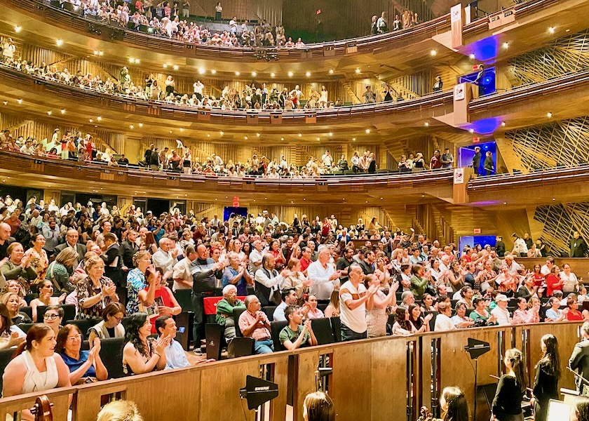 Image for article Shen Yun Concludes 2025 Season in France and the United States: “Spreading Light”